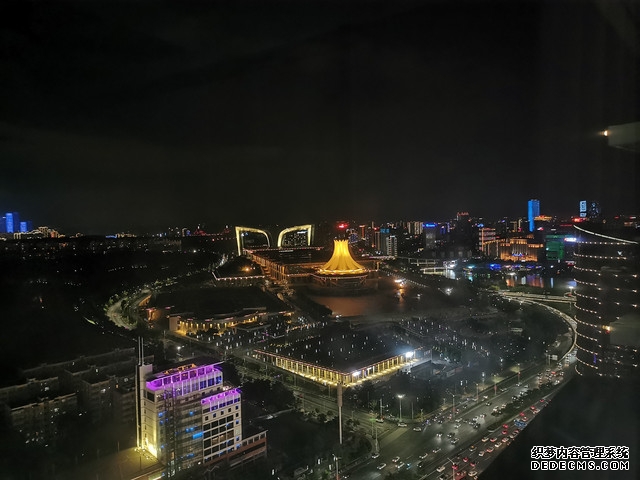 会展中心地铁口航洋国际精装修电梯口大开间